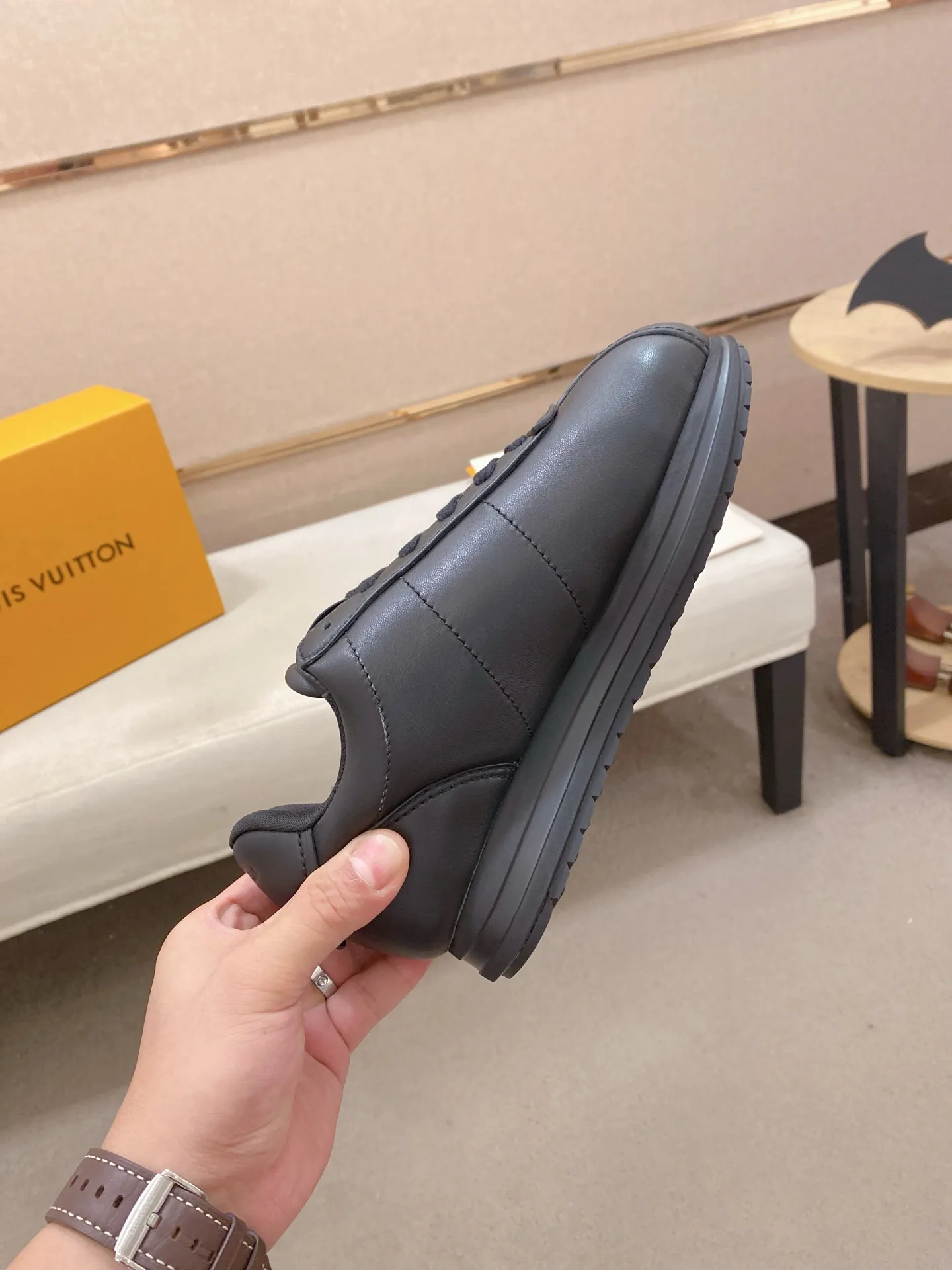 Men's shoes💰: Couple style 700💰LOUIS VUITTON Footint Soccer sneakers‼ ️ The top version, the same sneakers for LV couples. You will look fashionable when you wear them. This Footint Soccer sneaker was unveiled in the 2025 spring and summer series fashion show. The tongue is embellished with the Lvers United badge inspired by the football team. The rubber sole of the foot is decorated with multiple Louis Vuitton logos. The original latest packaging. Fabric: original imported cowhide. Lining: original imported breathable mesh. Foot pad: original injection molding pad. Outsole: original molded T combination outsole. Size: 35-45.